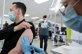 Người đàn ông đang được tiêm vaccine đậu mùa khỉ tại một phòng khám ở TP Montreal (bang Quebec, Canada). Ảnh: REUTERS