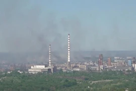 Khói đen bao trùm nhà máy hóa chất Azot ở TP Severodonetsk, tỉnh Luhansk, miền đông Ukraine. Ảnh: HANDOUT