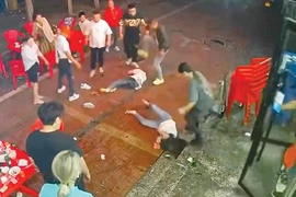 Nhóm thanh niên tấn công cô gái tại Trung Quốc. Ảnh: WEIBO