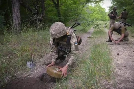 Lực lượng đặc nhiệm Ukraine đặt mìn trên đường đi của quân Mocsow ở tỉnh Donetsk, miền đông Ukraine. Ảnh: AP