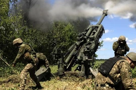 Lính Ukraine bắn lựu pháo M777 vào chiến tuyến Donetsk, miền đông đất nước. Ảnh: EPA-EPE
