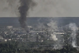 TP Severodonetsk (tỉnh Luhansk, miền đông Ukraine) chìm trong khói bụi khi hai bên Moscow-Kiev giao tranh quyết liệt. Ảnh: AFP