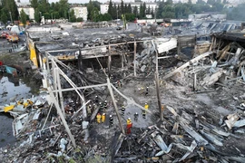 Cảnh đổ nát tại trung tâm mua sắm ở TP Kremenchuk, tỉnh Potlava (Ukraine) sau khi bị pháo kích. Ảnh: REUTERS