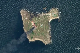 Khói bốc lên do giao tranh Nga - Ukraine trên đảo rắn ngày 6-5. Ảnh: PLANET LABS PBC