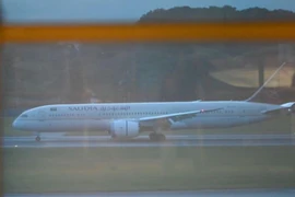 Máy bay chở Tổng thống Sri Lanka đáp xuống sân bay quốc tế Changi (Singapore) tối 14-7. Ảnh: AFP