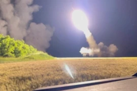 Ukraine khai hỏa pháo HIMARS tại một địa điểm bí mật. Ảnh: REUTERS