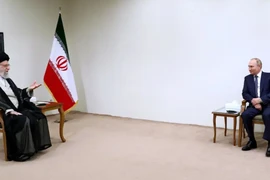 Tổng thống Nga Vladimir Putin (phải) đã gặp Lãnh tụ Tối cao Iran - ông Ayatollah Ali Khamenei. Ảnh: REUTERS