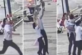 Anh Trầm Đông đã đỡ được bé gái rơi từ mái tôn tầng 1, sau khi bé rơi khỏi một cửa sổ tầng 5 chung cư. Ảnh: WEIBO