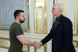 Tổng thống Ukraine - ông Volodymyr Zelensky (trái) và Hạ nghị sĩ Adam Smith - Chủ tịch Ủy ban Quân vụ Hạ viện Mỹ. Ảnh: REUTERS