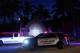 Xe cảnh sát đỗ bên ngoài dinh thự Mar-a-Lago (bang Florida, Mỹ) của ông Trump. Ảnh: AP