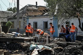 Nhiều ngôi nhà bị phá hủy khi Nga pháo kích tỉnh Dnipropetrovsk (Ukraine). Ảnh: REUTERS