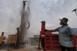 Thợ khoan đang làm việc ở thành phố Cửu Giang, tỉnh Giang Tây, Trung Quốc. Ảnh: REUTERS.