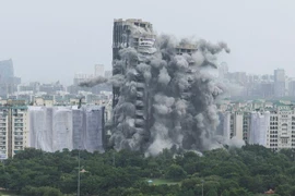 Ấn Độ phá hủy tòa ‘tháp đôi’ cao 100m ở thị trấn Noida vào ngày 28-8. Ảnh: REUTERS