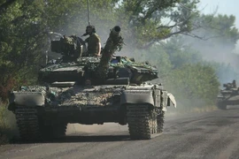 Xe tăng của các lực lượng Kiev di chuyển trên đường tại tỉnh Luhansk (vùng Donbass, miền đông Ukraine). Ảnh: AFP