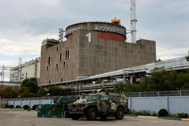 Xe bọc thép vượt địa hình của Nga đậu bên ngoài nhà máy điện hạt nhân Zaporizhzhia. ẢNH: REUTERS