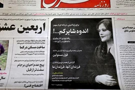Trang nhất của tờ báo Sharq (Iran) có bức ảnh của cô Mahsa Amini. Ảnh: AFP