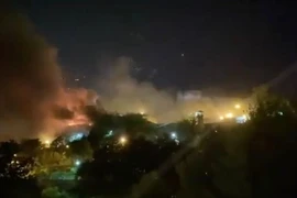 Khói lửa bốc lên tại nhà tù Evin (thủ đô Tehran, Iran) tối 15-10. Ảnh chụp màn hình
