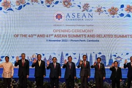 Các nhà lãnh đạo các nước thành viên ASEAN tại Hội nghị Cấp cao ASEAN lần thứ 40, 41 diễn ra ở thủ đô Phnom Penh (Campuchia). Ảnh: AFP
