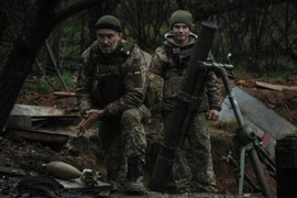 Binh sĩ Nga dùng súng cối tấn công quân Nga khi giao tranh với Moscow tại mặt trận Donetsk. Ảnh: REUTERS