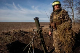 Lính Ukraine lên nòng súng cối, chuẩn bị khai hỏa vào quân Nga tại tiền tuyến tỉnh Donetsk. Ảnh: REUTERS