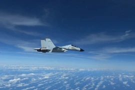 Tiêm kích J-11 của Trung Quốc áp sát máy bay trinh sát RC-135 của Mỹ trên Biển Đông ngày 21-12. Ảnh: REUTERS