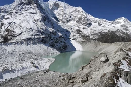 Hồ Dig Tsho ở thung lũng Langmoche (Nepal). Ảnh: SPRINGER NATURE