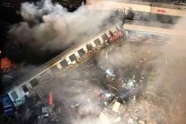 Khói bốc lên sau khi hai đoàn tàu va chạm ở Hy Lạp tối 28-2. Ảnh: CNN