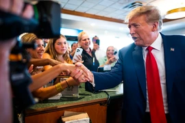 Ông Trump lại ra tòa, lần này vì vụ hồ sơ mật 