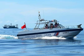 Trung Quốc điều tàu theo dõi tàu Mỹ gần bãi Cỏ Mây