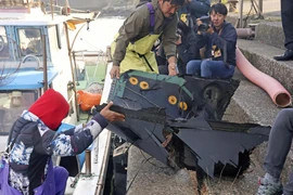 Nhật tìm được và bàn giao mảnh vỡ máy bay V-22 Osprey cho Mỹ sau vụ tai nạn