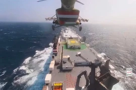 Mỹ bắn hạ hàng chục tên lửa và UAV, đáp trả mạnh Houthis trên Biển Đỏ