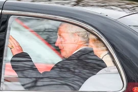 Vua Charles III xuất hiện sau chẩn đoán ung thư, Hoàng tử Harry về thăm cha