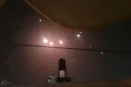 Video: Iran nã tên lửa, Israel đánh chặn