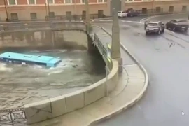 VIDEO: Kinh hoàng xe buýt lao xuống sông St Petersburg, nhiều người chết