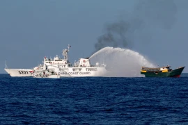 Trung Quốc tố tàu Philippines 'tiếp cận nguy hiểm và va chạm' tàu mình ở bãi Cỏ Mây