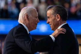 Ông Biden ân xá cho con trai 
