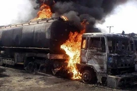 Xe bồn lật nổ ở Nigeria, kinh hoàng 70 người thiệt mạng khi tràn ra mót xăng
