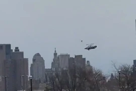 VIDEO: Trực thăng gãy đuôi trên không rồi rơi xuống sông ở New York, 6 người thiệt mạng
