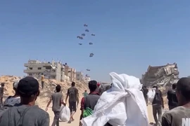 VIDEO: Máy bay thả hàng viện trợ ở Gaza