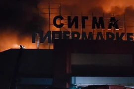 VIDEO: UAV đánh trúng siêu thị ở Donetsk, lửa lớn nuốt chửng tòa nhà