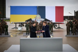Ông Zelensky ký thỏa thuận mở đường mua 100 tiêm kích Rafale của Pháp
