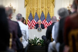 Ông Trump cảnh báo áp thuế 200% với rượu vang Pháp nếu Paris không tham gia Hội đồng Hoà bình