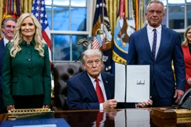 Ông Trump ký lệnh áp thuế các nước mua hàng Iran, ngay khi hai bên kết thúc đàm phán hạt nhân