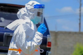 Ebola lây lan đáng ngại, WHO chạy đua tìm vaccine và thuốc điều trị