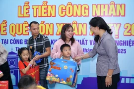 ‘Chuyến tàu mùa xuân’ tiếp tục lăn bánh đưa gần 500 gia đình về quê đón Tết
