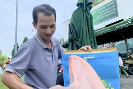 Doanh nghiệp hỗ trợ vé xe cho người lao động trở lại làm việc sau Tết