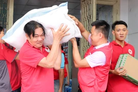 Bốc xếp hơn 20 tấn hàng cứu trợ ở TP.HCM để chuyển đến bà con vùng bão, lũ