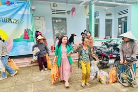 Hơn 2.000 phần quà và hơn 1 tỉ đồng tới tay bà con miền Trung sau thiên tai