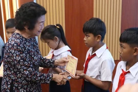Quỹ học bổng Vừ A Dính trao hơn 300 suất học bổng cho học sinh, sinh viên 
