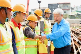 Liên đoàn lao động TP.HCM thăm, tặng quà người lao động làm việc xuyên Tết
